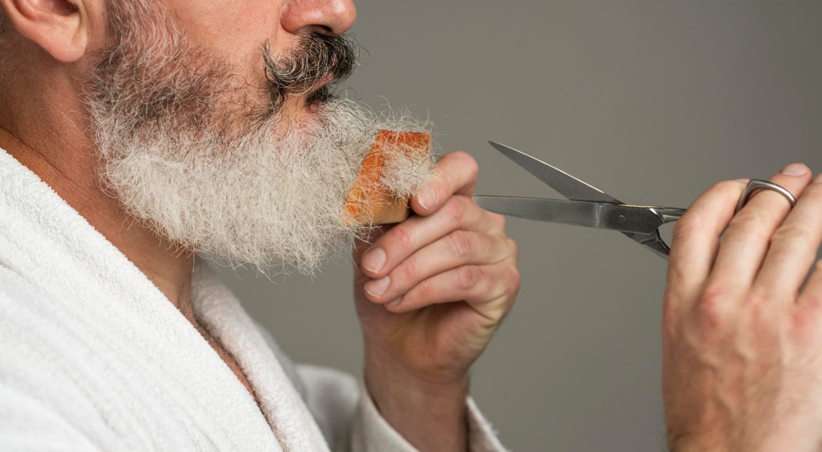 un homme entretien sa barbe