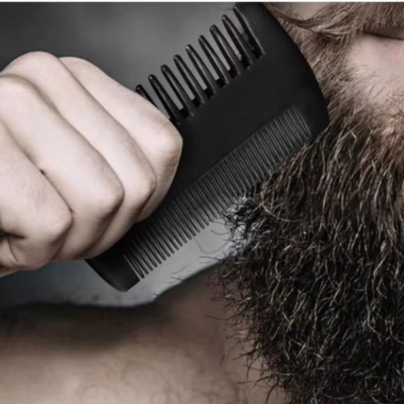 homme  discipline sa barbe avec peigne barbe  en bois  