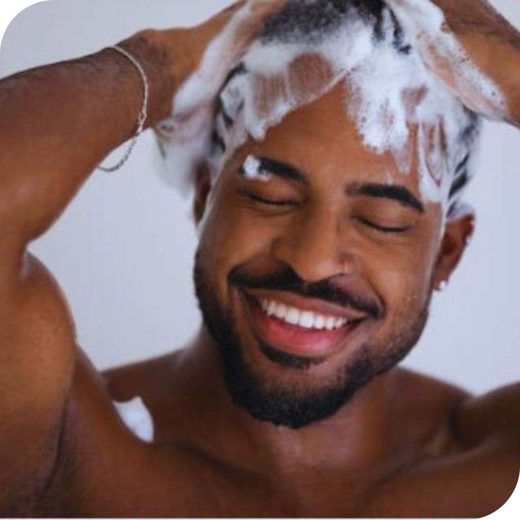 Un modelé utilise le shampoing pour la barbe et cheveux / shampoing barbe naturel